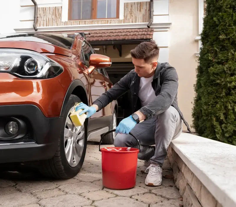 Lavage auto à domicile Estampes : professionnel intervenant sur un véhicule